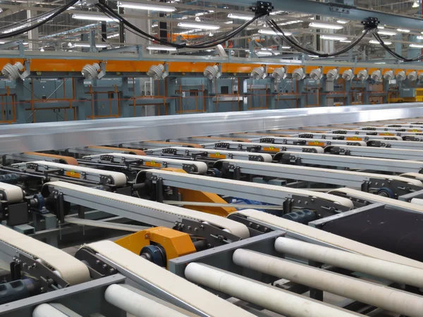 Aluminum lines on a conveyor belt in a factory. — Stock Photo, Image