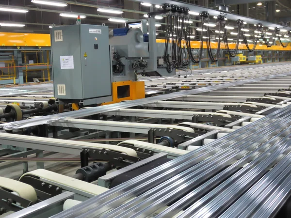 Aluminum lines on a conveyor belt in a factory. — Stock Photo, Image