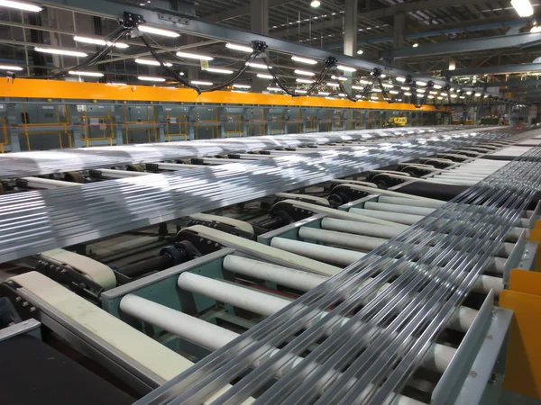 Aluminium linie na taśmie w fabryce. — Zdjęcie stockowe