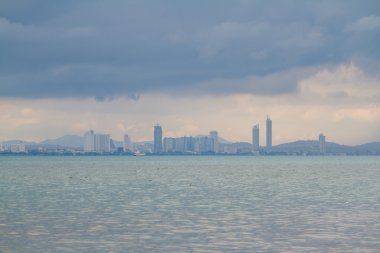 Bir yağmurlu günde Koh Lan Pattaya.