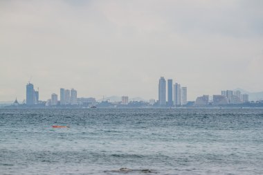 Bir yağmurlu günde Koh Lan Pattaya.