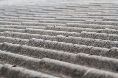 kahverengi kiremit çatı