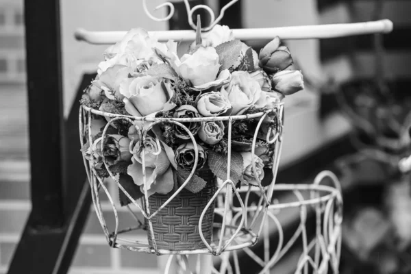Μπουκέτο λουλούδια σε ένα ποδήλατο — Φωτογραφία Αρχείου