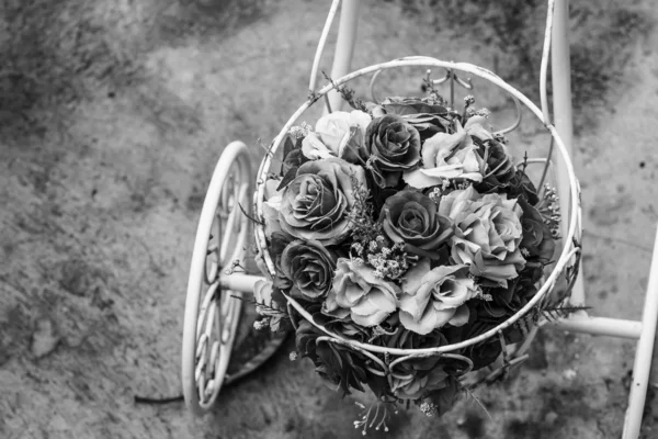 Букет цветов на велосипеде — стоковое фото