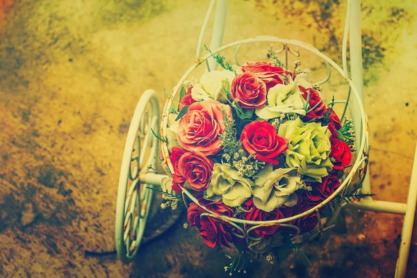 Ramo de flores en bicicleta — Foto de Stock