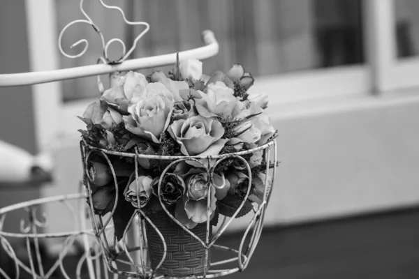 Bouquet de fleurs sur un vélo — Photo
