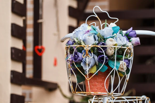 Bouquet de fleurs sur un vélo — Photo