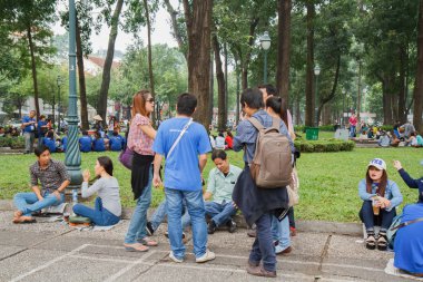 Saigon, Vietnam - 12 Ekim: tanımlanamayan genç insanlar bir p zevk