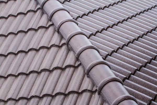 Dachówka brązowy dach — Zdjęcie stockowe