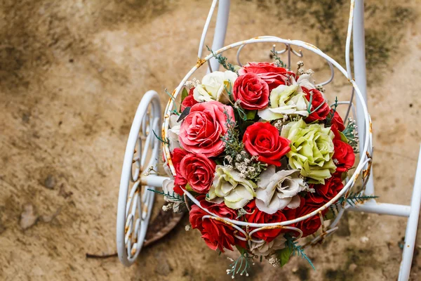 Bouquet de fleurs sur un vélo — Photo