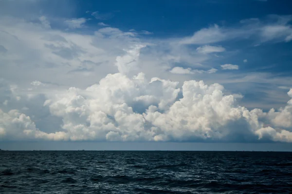 Molnig himmel i havet — Stockfoto