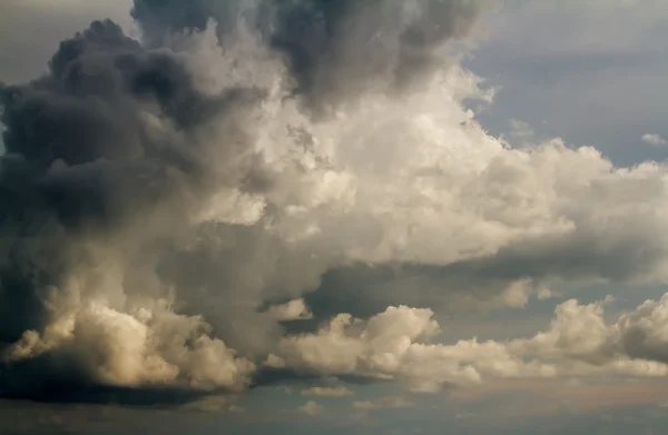 Nubes negras antes de la lluvia — Foto de Stock