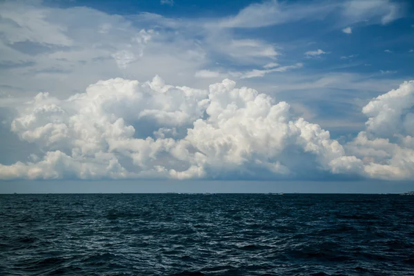 Συννεφιασμένο ουρανό, στη θάλασσα — Φωτογραφία Αρχείου