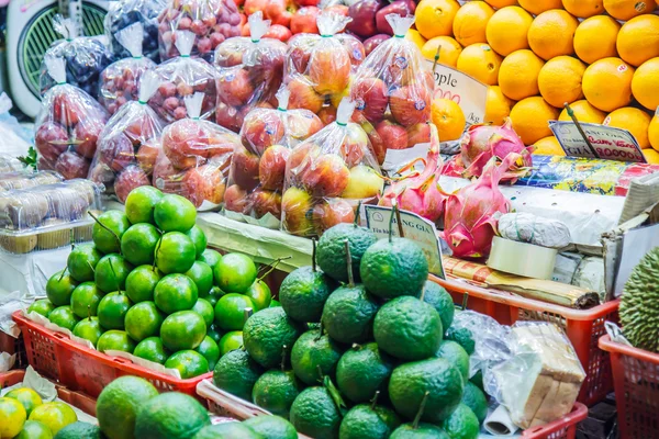 Bancada de frutas no mercado — Fotografia de Stock