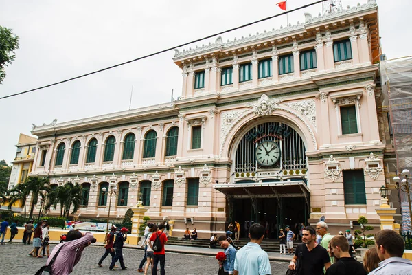 Ho Chi Minh, Vietnam - 12 Ekim 2014: müşteriler ve ziyaretçiler t — Stok fotoğraf