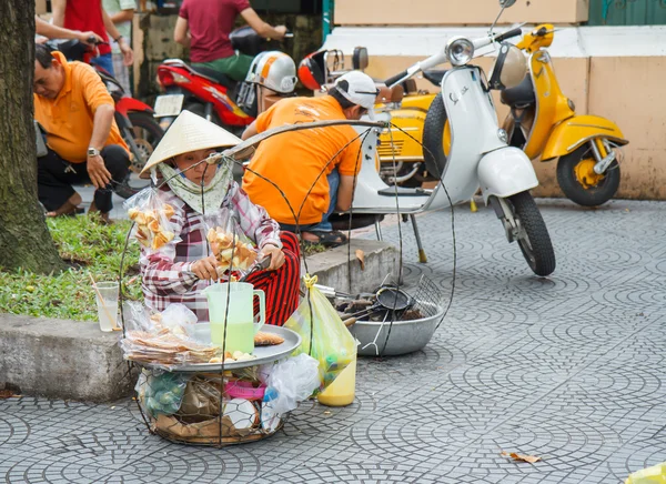 Ho Chi Minh City, Vietnam - 12 oktober 2014: vrouwelijke leverancier gangpad — Stockfoto