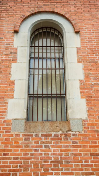 Σιδήρου παράθυρο στον τοίχο από τούβλα — Φωτογραφία Αρχείου
