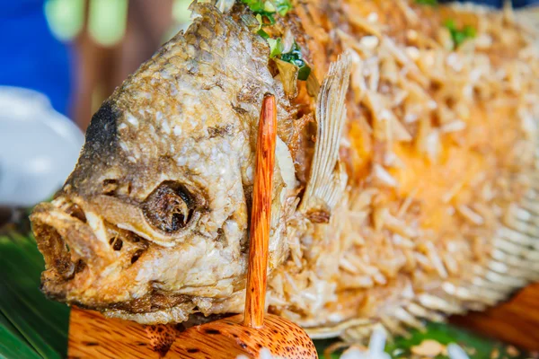 Stekt fisk tillagas i den traditionella vietnamesiska — Stockfoto