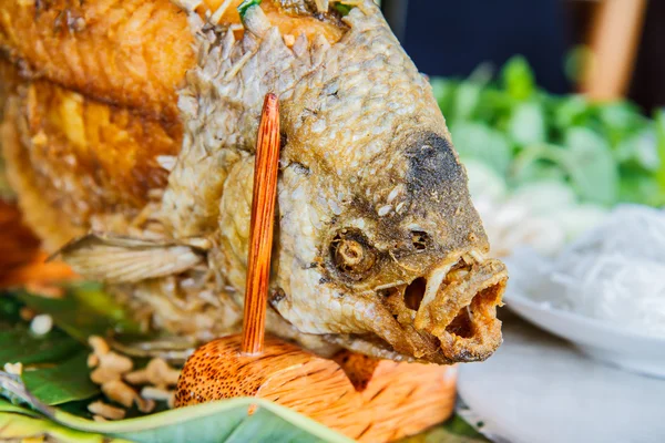 Pesce fritto preparato nel tradizionale vietnamita — Foto Stock