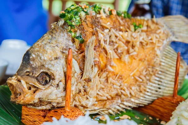 Pescado frito preparado en el tradicional vietnamita —  Fotos de Stock