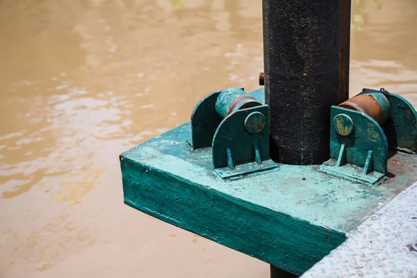 Rueda de rodillos vieja para ajuste del nivel del muelle — Foto de Stock