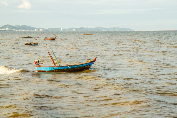 Pequeños barcos de pesca en la playa Tailandia — Foto de Stock