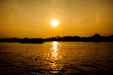 Nehirde gün batımı