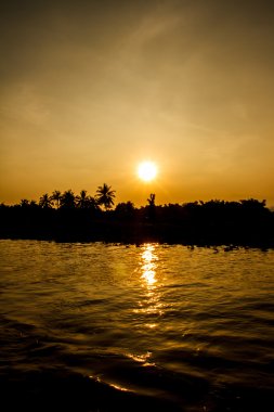 Nehirde gün batımı