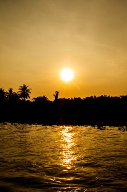 Nehirde gün batımı