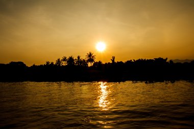 Nehirde gün batımı