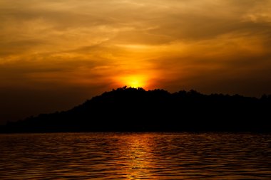 Nehirde gün batımı