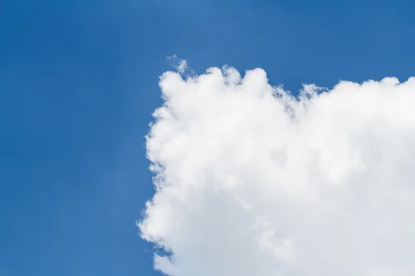 Céu e nuvens fundo — Fotografia de Stock