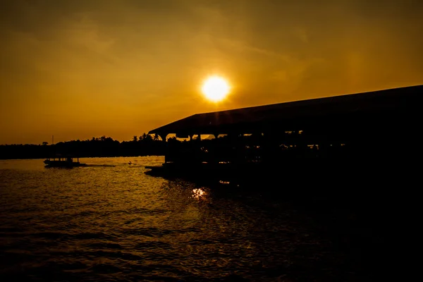 Solnedgång på floden — Stockfoto