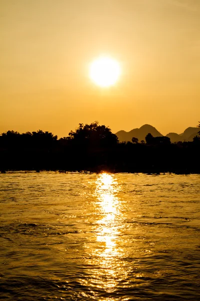 Sonnenuntergang auf dem Fluss — Stockfoto