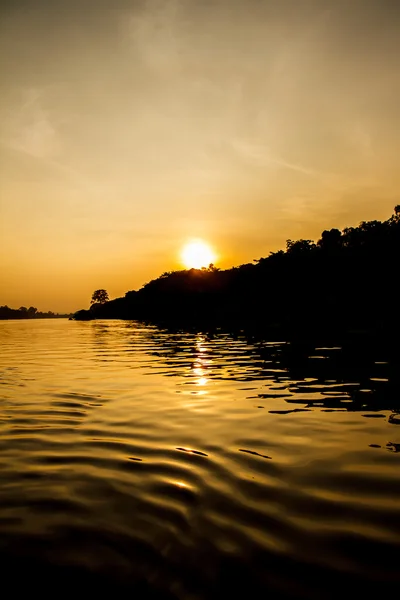 Zonsondergang op de rivier — Stockfoto