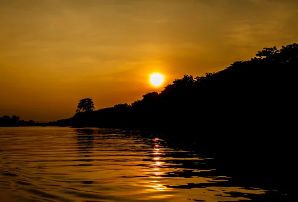 Zonsondergang op de rivier — Stockfoto