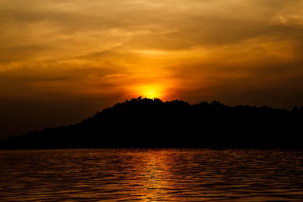 Pôr-do-sol no rio — Fotografia de Stock