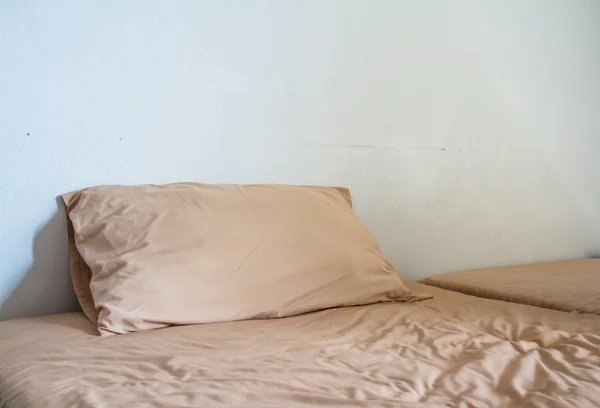 Κρεβάτι σε δωμάτιο — Φωτογραφία Αρχείου