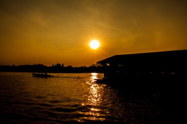 Nehirde gün batımı