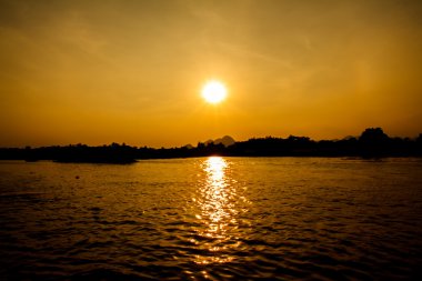 Nehirde gün batımı