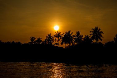 Nehirde gün batımı