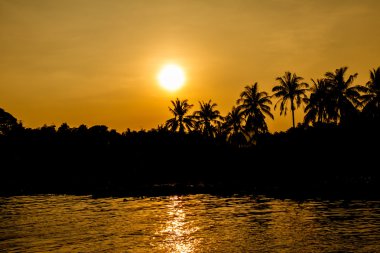 Nehirde gün batımı