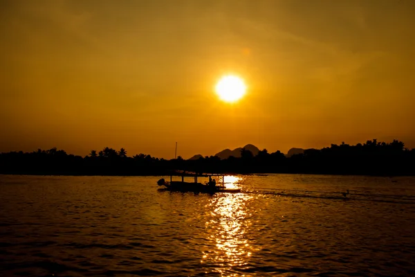 Nehirde gün batımı