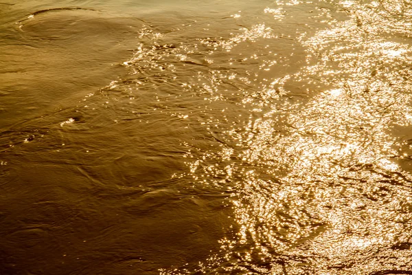 Sonne spiegelt sich im Wasser — Stockfoto