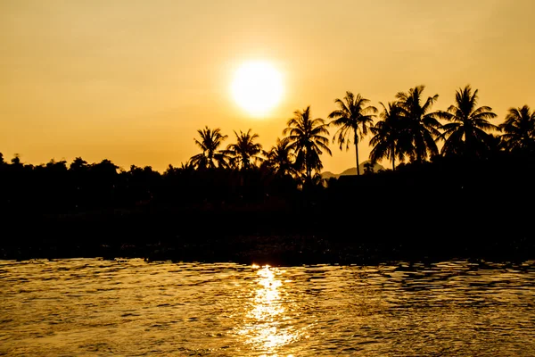 Nehirde gün batımı