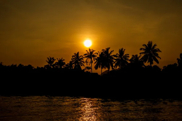 Coucher de soleil sur la rivière — Photo