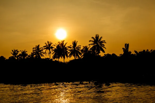 Coucher de soleil sur la rivière — Photo