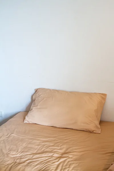 Bett im Zimmer — Stockfoto
