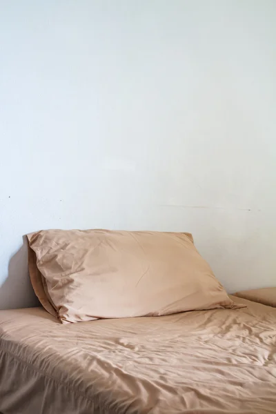 Łóżko w pokoju — Zdjęcie stockowe