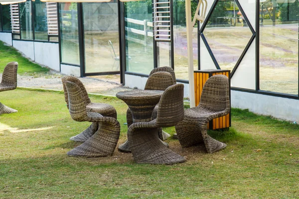 Krzesła w ogrodzie — Zdjęcie stockowe
